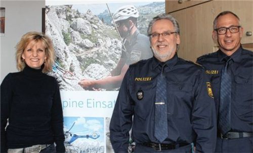 Die Bundestagsabgeordnete Daniela Ludwig ließ sich von Polizeipräsident Robert Kopp (Bildmitte) und Hauptkommissar Thomas Zehetmair über den Anstieg bei den Einsätzen im alpinen Bereich informieren.Foto re