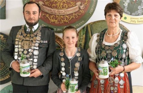 Die drei Aschauer Schützenkönige (von links) Thomas Graf (Luftpistole), Marie Maurer (Jugend) und Helga Fortner (Luftgewehr). Foto Rehberg