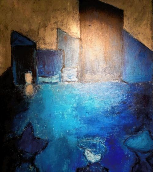 „Die drei Besucher“ (von Hannah Bischof) sehen auf eine Häuserfront mit scharfen Kanten. In einer erleuchteten Türöffnung steht eine Frau, die sie erwartet. Foto Giesen