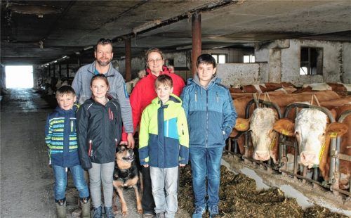 Die Familie Mitterreiter mit Georg (von links), Josef, Antonia, Margot, Andreas und Josef bewirtschaftet einen Hof mit 87 Hektar. Im Stall stehen 70 Milchkühe, außerdem betreiben sie eine Bullenmast.Foto  Lohmann
