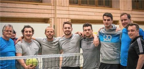 Die Finalisten der Gruppe Aktive: Am Ende setzte sich „Laterndl zwoa“ (links) vor der Mannschaft „Tennis“ durch. Foto  Gerstner