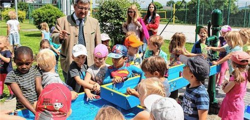 Die Flintsbacher Kinder zeigen ihrem Bürgermeister, wie viel Spaß das Spielen mit Wasser macht.Foto stv
