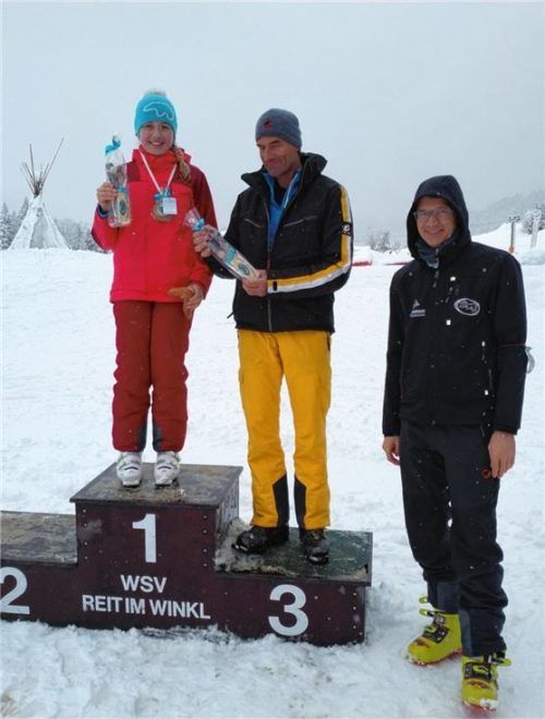 Die frisch gekürten Dorfmeister alpin: (von links) Marie Fischer und Christian Kaufmann mit Bürgermeister Philipp Bernhofer. Foto re