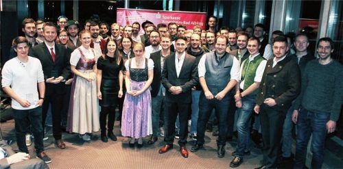 Die frischgebackenen Meister des Rosenheimer Handwerks waren jetzt im Sparkassenhochhaus eingeladen. Foto Reisner