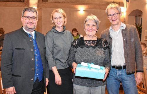 Die geschäftsführende Pflegedienstleiterin Monika Kaiser-Fehling (Zweite von rechts) ist seit 25 Jahren beim Christlichen Sozialwerk. Für ihre Arbeit gab es Lobeshymnen und Präsente von Stefan Lederwascher (links), Vorsitzender und Flintsbachs Bürgermeister, Evi Faltner (Zweite von links), stellvertretende Geschäftsführerin und Matthias Jokisch, Zweiter Vorsitzender und Brannenburger Bürgermeister. Foto Johann Weiß