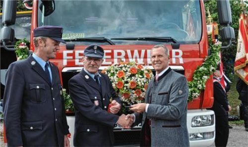 Die Grassauer Feuerwehr erhielt ein neues Fahrzeug, außerdem wurde die Fahrzeughalle erweitert.Foto tb