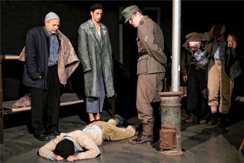 Die Handlung spielte auf einer zweigeteilten Bühne: Hier das beklemmende Geschehen in einer KZ-Lagerbaracke...