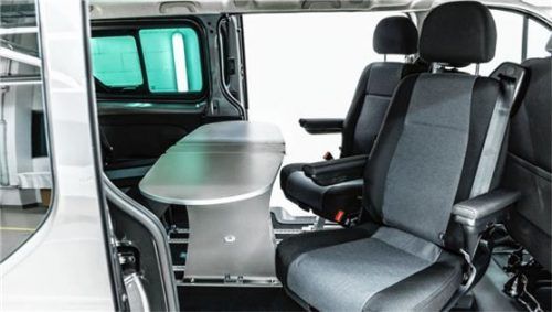 Die Innenausstattung mit Drehsitzen in der zweiten Reihe und Klapptisch.