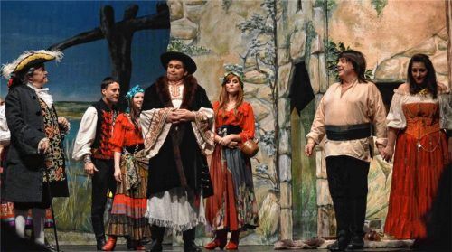 Die Inszenierung durch die Wiener Johann-Strauß-Operette glänzte mit ausdrucksstarken Sängern und einer opulenten Ausstattung. Foto Sieberath