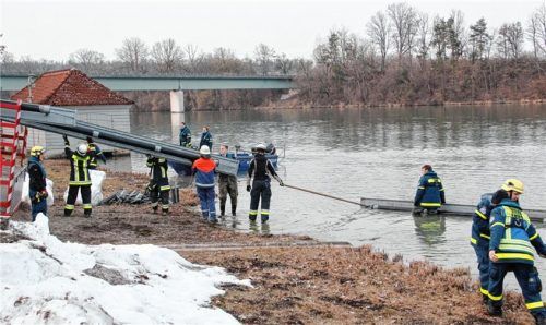 Die Mitarbeiter von THW und Feuerwehr installierten eine flächendeckende Ölsperre über den gesamten Inn am Stauwehr Jettenbach. Foto eß