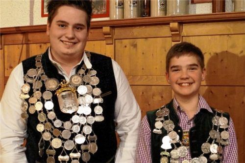 Die neuen Regenten: Benedikt Buchner (links) und Michael Hell sicherten sich die Königsketten. Foto re