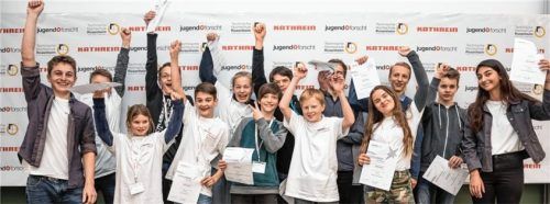 Die Preisträger 2019 (von links): Simon Metzendorf (Bischofswiesen), Leo Brandstetter (Waging am See), Anna Irber (Warngau), Lucas Wolfgruber (Petting), Daniel Gruber (Petting), Louis Wolf (Tettenhausen), Julian Fussi (Teisendorf), Benedikt Stief (Waging am See), Johann Wiedersperg (Teisendorf), Thomas Sedlmeyer (Ruhpolding), Miriam Mosbach (Nußdorf am Inn), Philip Haitzer (Ruhpolding), Titian Sändig (Palling), Hiwa Aydin (Garching). Foto re