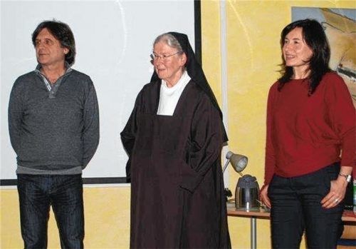 Die Regisseure Marina Maisel und Michael Bernstein mit Schwester Elija Boßler im Gespräch mit dem Aiblinger Publikum. Foto  Bösswetter