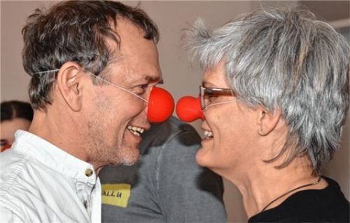 Die rote Pappnase gilt als „kleinste Form der maximalen Verkleidung“, sagt Trainer Stefan Pillokat.