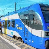 Überfüllter Zug: Frau kippt um