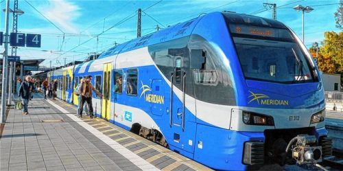 Die Ruhe nach dem Sturm: Züge, die den Grafinger Bahnhof um die Mittagszeit anfahren, sind in der Regel deutlich weniger ausgelastet, als besagter Pendlerzug. Foto aez