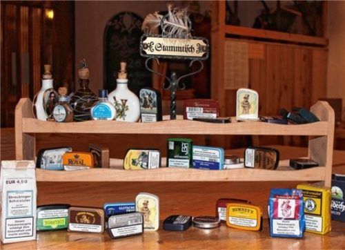 Die Schnupfbatterie am Dienstagsstammtisch kann sich sehen lassen. Um die 30 verschiedene Sorten stehen den Gästen kostenlos zur Verfügung.