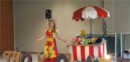 Die Schülerinnen und Schüler hingen an den Lippen der Theaterspielerin und konnten sicher einiges mitnehmen, was den Umgang mit anderen Menschen erleichtert.Foto Niessen