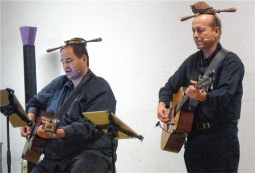 Die Songs des Kabarett-Duos „Kahl und Aua (links)“ – wie hier beim Klingelbeutelsong – griffen Begebenheiten mitten aus dem Leben der Zuschauer auf. Foto  fischer