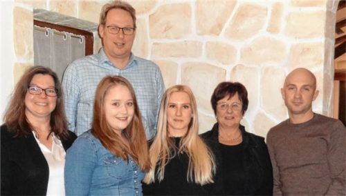 Die Sparte Turnen, Fitness und Gesundheit hat gewählt. VfL-Vorsitzender Kai Röpke (hinten) gratulierte den neuen Vorstandsmitgliedern Heidi Hufeld (von links), Erste stellvertretende Spartenleiterin Viviane Graef, neue Spartenleiterin Alena Hacker, Kassiererin Marianne Wydeau und Zweiter stellvertretender Spartenleiter Viktor Kolb.Foto  meier
