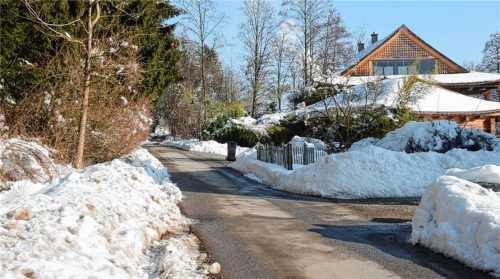Die Straße nach Unterkurf ist ohnehin schon schmal. Sie wird wohl noch etwas schmaler werden, denn eine Anliegerin will, und darf nach Ansicht des Verwaltungsgerichts,– die Ränder ihrer Grundstücke von dem knapp 35 Jahre alten Teer befreien. Dann bleiben stellenweise nur noch 2,10 Straßenbreite. Foto Ammelburger