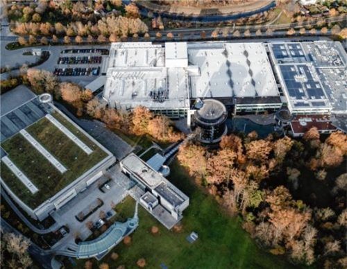 Die Thansauer Firmenzentrale von Schattdecor: Hier arbeiten rund 450 Mitarbeiter. Weltweit sind es 2300 an 15 Standorten. Fotos  re