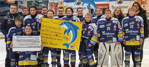 Die U13 des EHC Waldkraiburg spendete und unterstützt die Finanzierung der Delfintherapie für die kleine Marina.Foto  stettner