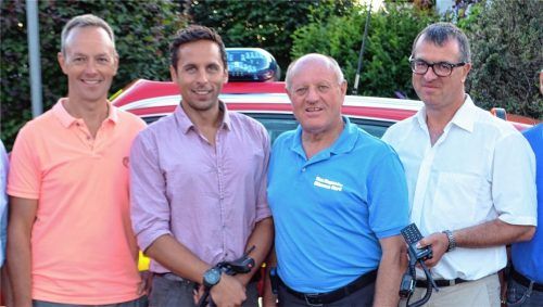 Die Übergabe der Ersthelfer-Utensilien vor zwei Jahren durch den Breitbrunner Bürgermeister Anton Baumgartner (links) und First-Responder-Vorstand Christian Glas (Zweiter von rechts) an die Mediziner Dr. Sebastian Zipplies und Dr. Rainer Pusch (rechts), die sie jetzt wieder zurückgaben.Foto wastl