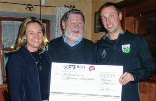 Die Vorsitzende Maria Gehrlein-Holzmaier und Abteilungsleiter Alexander Politz bedanken sich bei Sponsor Rupert Hacker (Mitte) für seine großzügige Unterstützung.Foto re