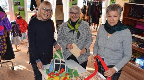 Die Vorstandschaft des Vereins „Integer“ (von links) Edith Klein-Nöldner, Uta Grabmüller und Sibylle Bregenzer – hier im „Grassauer Kleiderschrank“ beim Begutachten von Näharbeiten, die ein junger Flüchtling für den Verkauf zugunsten des Vereins gespendet hat. Am Dienstag fahren sie alle drei nach München, um den Integrationspreis entgegenzunehmen.Foto Detzel