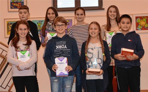 Diese acht Sechstklässler lasen beim Stadtentscheid des Vorlesewettbewerbs in der Rosenheimer Stadtbibliothek aus ihren Lieblingsbüchern vor. Der Sieger: Jakob Scharbert (vorne, Zweiter von links).Foto Rassow