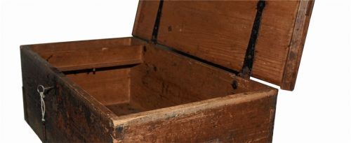 Diese uralte Schiffstruhe birgt ein Geheimnis: Sie verfügt über ein Geheimfach, dem Rupert Stuffer auf die Spur kam. Sie ist 73,5 Zentimeter lang, 41,5 Zentimeter breit und 28,5 Zentimeter tief.Fotos rep/re