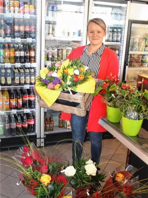 Dorota Dombrowska, Pächterin der Aral Tankstelle, mit frisch eingetroffenen floralen Grüßen.