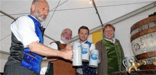 Drei Schläge brauchte Bürgermeister und Schirmherr Georg Schützinger (Zweiter von links) beim „Ozapfn“.Foto mmü