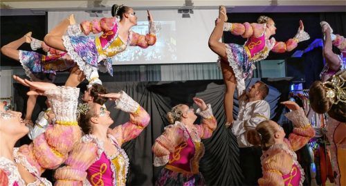 „Durch Traum und Zeit“ entführte die Showgarde auch in die vergangenen 50 Jahre.Fotos  bac