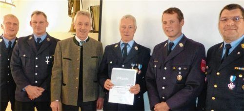 Ehrung unter großem Beifall: Kreisbrandmeister Rainer Tippl, Vorsitzender Martin Berger, Bürgermeister Josef Häusler, Dominik Summerer, Kommandant Simon Öttl und Kreisbrandinspektor Franz Hochhäuser (von links).Foto Niessen