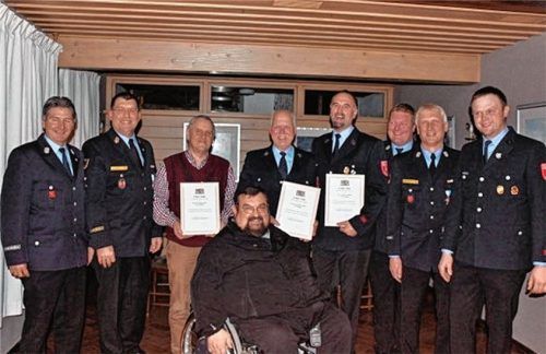 Ehrungen bei der Pruttinger Wehr: Vorsitzender Wolfgang Loferer, Kreisbrandinspektor Franz Hochhäuser, die geehrten Wolfgang Hell, Christian Kaffl, Hubert Fischer, Kommandant Nikolaus Schied, Kreisbrandmeister Rainer Tippl, Zweiter Vorsitzender Sepp Hell (stehend von links). In der Mitte Bürgermeister Hans Loy.Foto Niessen