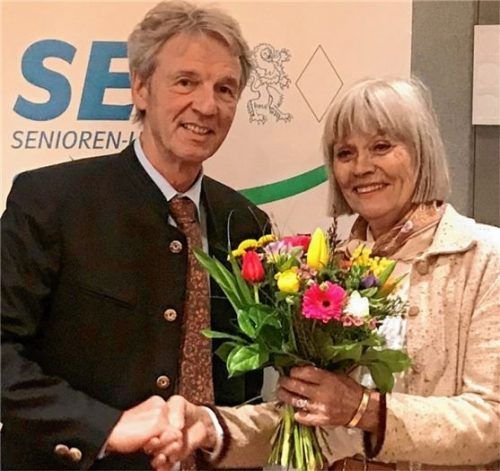 Ein Blumenstrauß zum Abschied: der neue Vorsitzende Felix Schwaller mit der schiedenden Vorsitzenden Elke Garczyk.Foto re