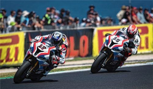 Ein flottes Duo: Markus Reiterberger (vorn) und sein Teamkollege Tom Sykes (Nr. 66) zeigten sich bereits beim Saisonauftakt der Superbike-WM auf Phillip Island (Australien) in guter Verfassung. Foto Cavadini/BMW