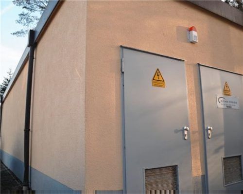 Ein neues Schalthaus, so wie hier an der Ecke Marienburger/Von-der-Tann-Straße, brauchen die Stadtwerke, um das Gewerbegebiet mit Strom versorgen zu können. Weil die Zeit drängt und die Bäume noch in der aktuellen Schlagperiode gefällt werden müssen, hat der Stadtrat im Vorgriff auf einen rechtskräftigen Bebauungsplan die vorzeitige Fällung eines 200 Quadratmeter großen Waldstücks beschlossen. Foto  hg