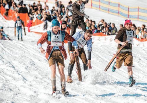 Ein Schi muss mit ins Ziel, ob am Fuß oder in der Hand. Die kantenlosen Dauben sorgen immer wieder für unfreiwillige Stunt-Einlagen. Fotos re