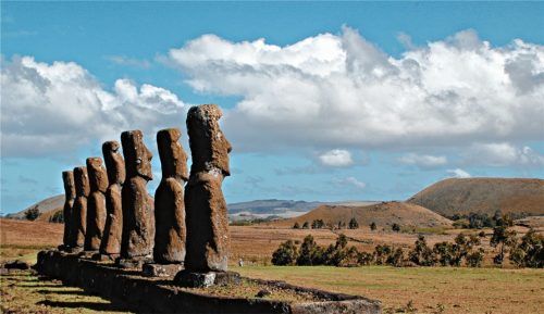 Ein unvergessliches Abenteuer für Weltenbummler: auf Robinson Crusoes Spuren zu Chiles „wanderbarsten Inseln“. Hier Statuen auf der mythenumrankten Osterinsel. Fotos Wikinger Reisen