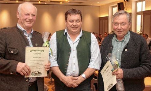 Eine Freude für Engelbert Fuchs (Mitte): Er ehrte die langjährig tätigen Jagdvorsteher Johann Riepertinger (links) und Franz Voggenauer.Foto Fischer