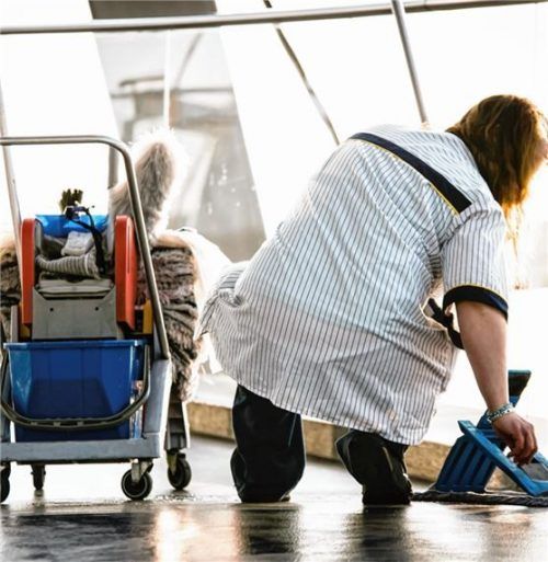 Eine Gebäudereinigerin bei der Arbeit. Sie bekommt nun 2,5 Prozent mehr Lohn.Foto re