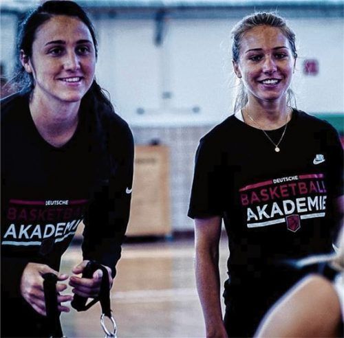 Eine Herzensangelegenheit: Lindsay Sherbert (links) und Lena Bradaric beim Training. Foto re