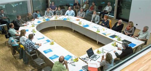 Eine öffentliche Gemeinderatssitzung mit Zuhörern: Drei Bernauer werfen dem Bürgermeister vor, dass er zu viele Themen in nichtöffentliche Sitzungen lege, um Diskussionen zu vermeiden. Foto Archiv Berger