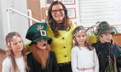 Elke Schindler-Kaspar liebt die Welt der Sagen – und wurde von Feen, Kobold und Waldschrat verabschiedet.