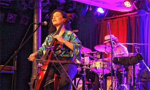 Emotionsgeladen und doch eine unglaubliche Ruhe strahlt Nesrine Belmokh aus, Namensgeberin des Trios Nes. Sie verzauberte das Haberkasten-Publikum mit orientalisch inspirierter Welt- und Jazzmusik auf Celli und Schlagzeug.Fotos von Ahn