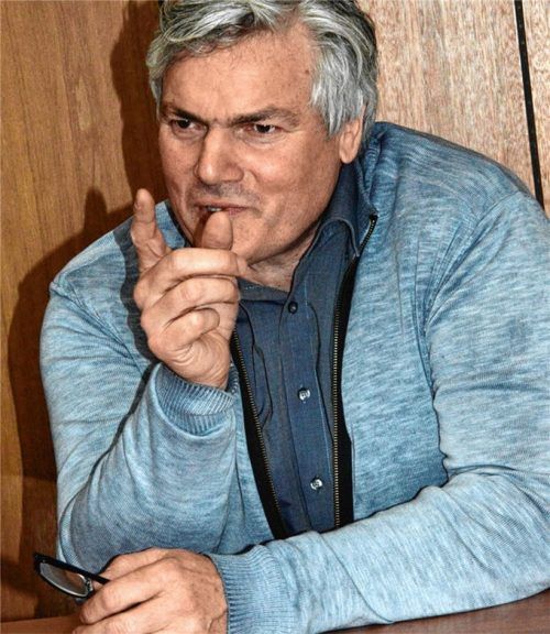 Martin Schmid, Vertreter des Bürgermeisters, wartet das Gespräch mit seiner Wählergruppierung ab.