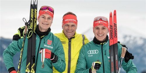 Erfolgreiches Trio: Florian Knopf und Anian Sossau mit Trainer Tobi Angerer. Foto Wukits